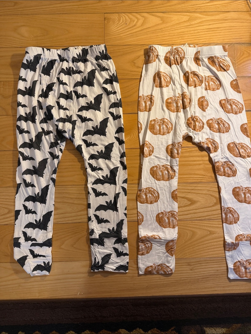 kate quinn Halloween Bat & Pumpkin Leggings - White with Black & Orange Prints